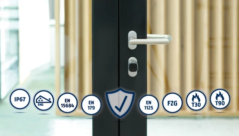 Eine Glastüre mit TECTIQ-Zylinder, darunter waagerecht und zu den Seitenrändern leicht ansteigend Icons für die Normen und Zertifizierungen der Zylinder.