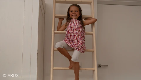 Ob bei Ihrem Kind alles in Ordnung ist, sehen Sie mit einem kurzen Blick in das Live-Bild der Kamera. © ABUS