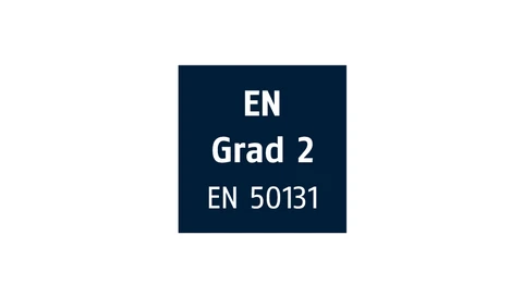 Blaues Feld mit weißem Text: EN GRAD 2 EN 50131