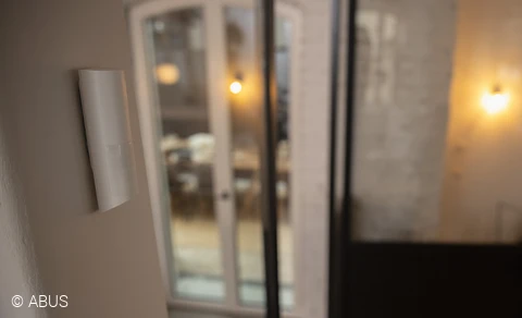 Les détecteurs sans fil du système sans fil Comfion offrent une protection professionnelle contre les cambriolages, l'eau et les urgences. © ABUS