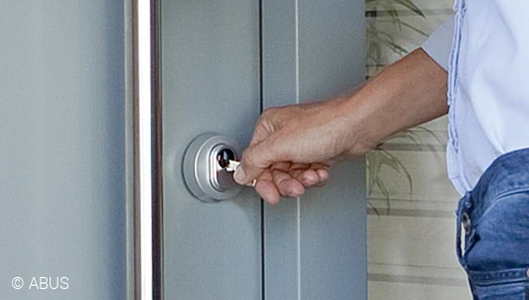 Pequeño pero poderoso: el escudo RHZS protege el cilindro de la puerta contra tirones © ABUS