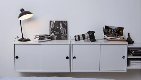 Eine Kommode dekoriert mit Lampe, Büchern und Kamera