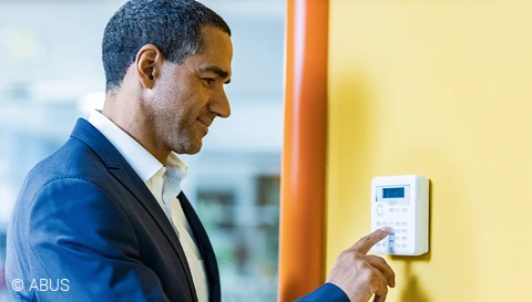 Operate your Secoris alarm system conveniently via the control panel © ABUS