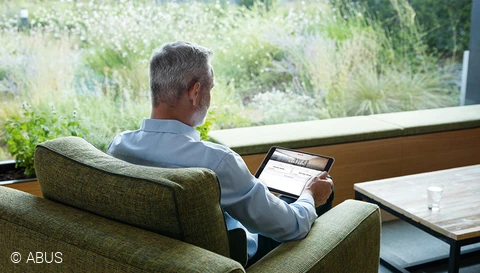 With the wAppLoxx, authorised persons gain access via card, transponder or app © ABUS