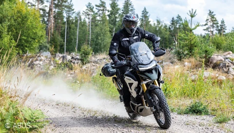 Mand på motorcykel © ABUS