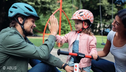 Hjelmen er den perfekte måde at beskytte dig selv og hovedet, når du er på farten © ABUS