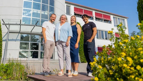 Vier Mitarbeitende stehen vor dem Produktionsstandort des ABUS Security Centers in Affingen © ABUS