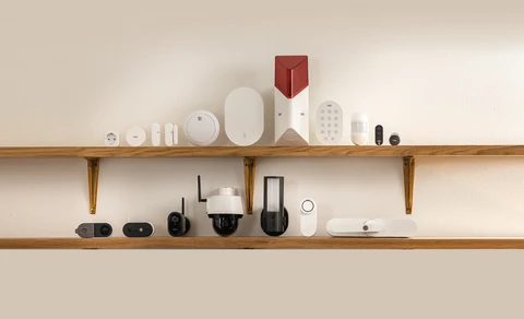 Das ganze Smartvest Pro Sortiment inklusive kompatibler Kameras und der ABUS One Erweiterung auf zwei Regalbrettern präsentiert.