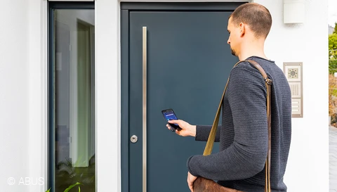 Einfach per App die Tür aufschließen und abschließen – mit dem smarten Türschloss HomeTec Pro Bluetooth® © ABUS