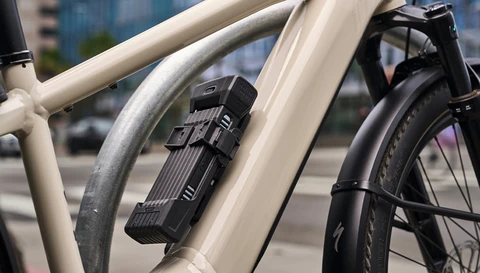 Halter SH 6200K mit BORDO™ 6200K Faltschloss am Unterrohr des Fahrrads montiert © ABUS