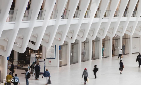 Vista del interior de un centro comercial: también aquí se puede asignar y gestionar el acceso individual de los empleados a través de TECTIQ.