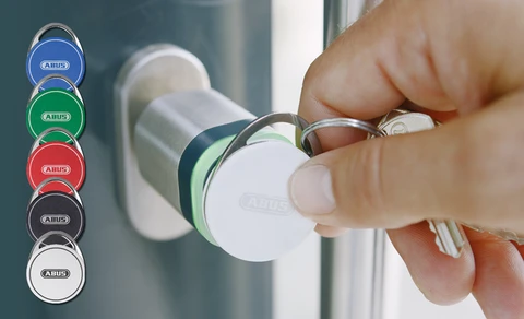 Transponderchips in den Farben blau, grün, rot, schwarz und weiß