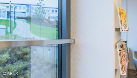 A biztonságért mindenütt - az FPR217 megerősített ablakzár © ABUS