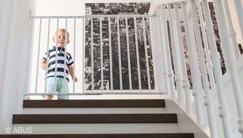 Secure your stairs with the practical TIM stair gate © ABUS