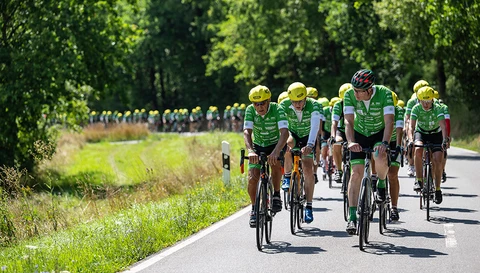 Das Fahrerfeld der Tour der Hoffnung, angeführt von Klaus Peter Thaler. ©Pierre Johne