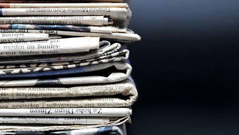 Ein Stapel Zeitungen vor einem dunklen Hintergrund. ©shutterstock/qvist