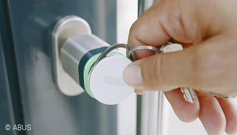 Lock your electronic access system conveniently with a chip key
