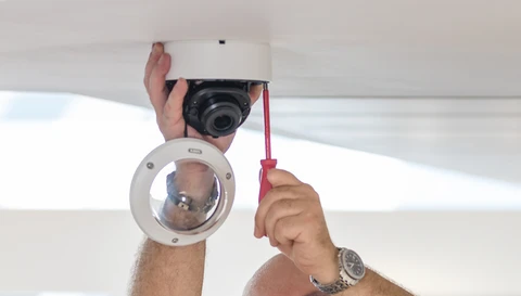 Montage einer analogen Videoüberwachungskamera © ABUS