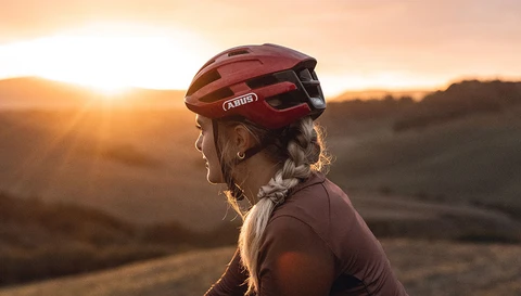 The ABUS PowerDome blaze red in front of a sunset in Tuscany ©ABUS