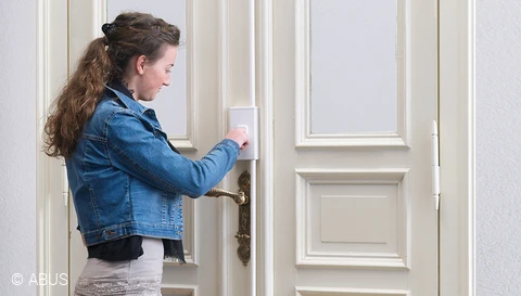 Parfait pour les portes hautes des bâtiments anciens - la serrure de porte à tringle TSS550 © ABUS
