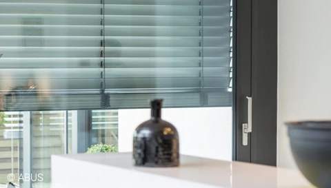 Control your roller shutters or blinds conveniently via the Comfion app. © ABUS