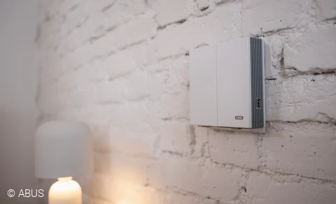 The professional Comfion wireless security system for flats and houses combines security with smart home functions. © ABUS
