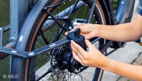 Kvinder der låser sin cykel med Bordo GRANIT XPlus 6500/110 © ABUS