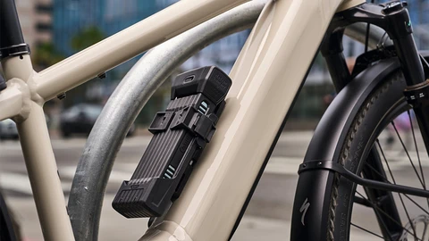 Holder SH 6200K med BORDO™ 6200K foldelås monteret på cykelens underrør © ABUS