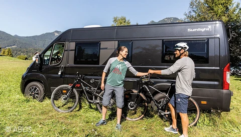 For bike tours that go over hill and dale: Protect your head, put on ABUS MonTrailer ACE Mips! © ABUS