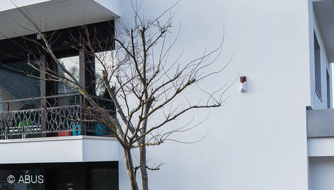 Sirener informerer højlydt om alarmen og alarmerer tilstedeværende og naboer © ABUS