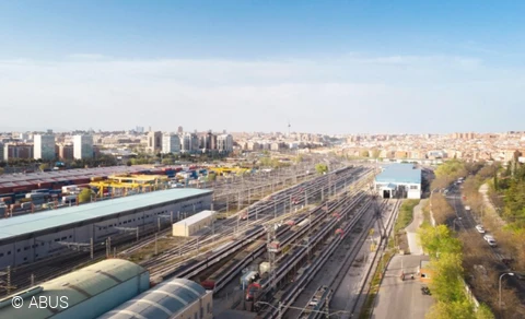 Vista de las vías del tren en una gran ciudad.