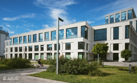 Un immeuble de bureaux moderne vu de face.