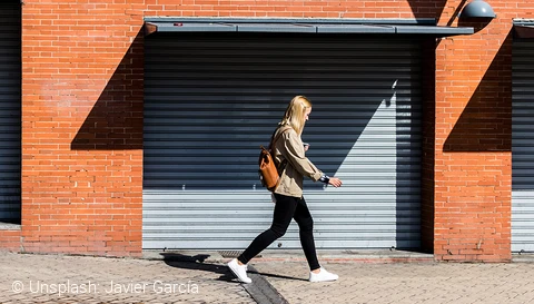 Empêchez les personnes non autorisées de glisser vers le haut - notre serrure de store pour fenêtre extérieure © Photo de Javier García sur Unsplash
