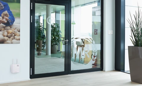 Eingangstüre aus Glas in einem Bürogebäude.