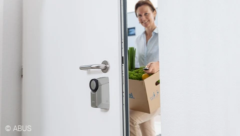 HomeTec Pro - Abrir puertas delanteras pulsando un botón © ABUS