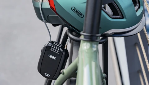 Combiflex™ Trip 125 Schloss mit Zahlencode verriegelt Helm am Fahrrad – leicht und flexibel © ABUS