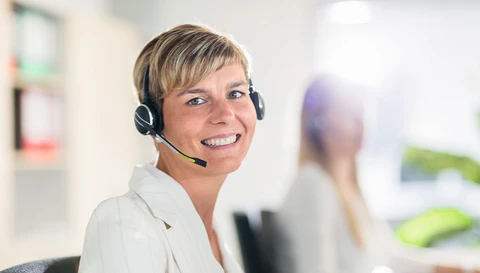 Lächelnde Frau mit Headset © ABUS