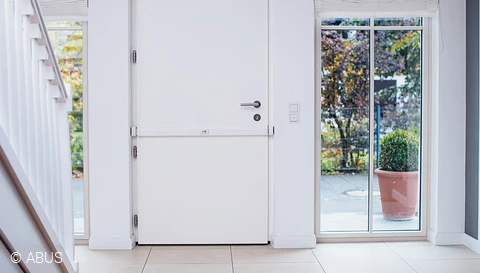 Security across the board - with the PR2800 security door bar © ABUS