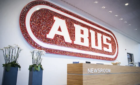 ABUS Empfang mit großem ABUS Logo aus Schlössern und Empfangstresen auf dem Newsroom steht © ABUS