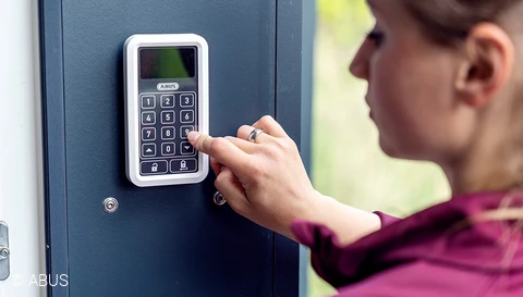 Låse opp terrassedøra ved å skrive inn en kode? HomeTec Pro gjør det mulig © ABUS