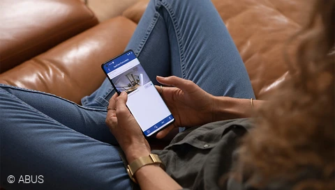 Bei Bewegungserkennung wird umgehend eine Push-Nachricht an Ihr Smartphone geschickt © ABUS