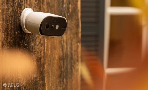 Ingen stikkontakt i nærheten? Med vanntett Akku Cam har du oversikt © ABUS