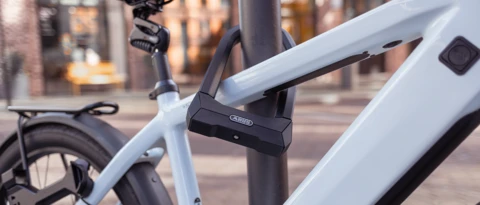 Bøjlelåsen GRANIT Super Extreme 2500 fastgør en elcykel af høj kvalitet til en gadelampe. ©ABUS Bøjlelåsen GRANIT Super Extreme 2500 fastgør en elcykel af høj kvalitet til en gadelampe. ©ABUS