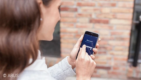 Simply activate and deactivate the alarm system via app.