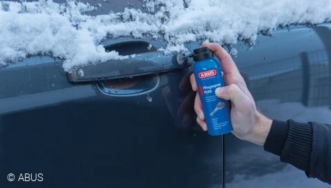 Vedligehold dine låse og hængelåse med låsespray eller låseolie fra ABUS © ABUS