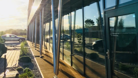 Teilansicht Front des Firmengebäudes von Go Experience