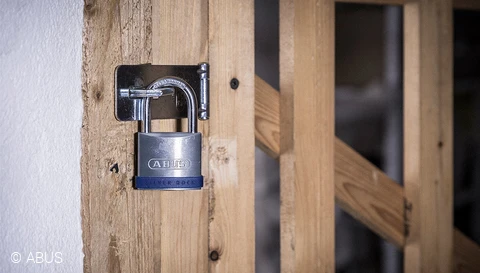 Schützen Sie Ihren Keller, oder Kellerverschlag mit einem Vorhangschloss von ABUS © ABUS