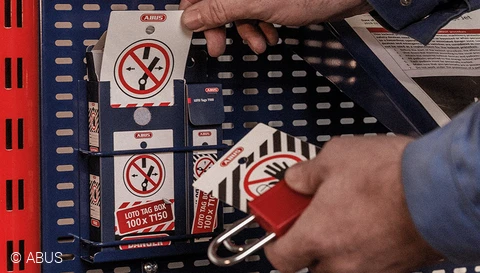 Legg ganske enkelt igjen anvisninger til kollegene dine med våre LoTo-tagger © ABUS