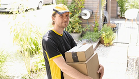 Sprechen Sie mit dem Postboten, ohne die Tür dafür zu öffnen © ABUS