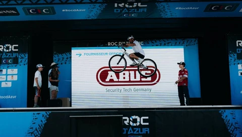 Un cycliste effectue un saut spectaculaire sur une scène lors du Roc d’Azur © ABUS